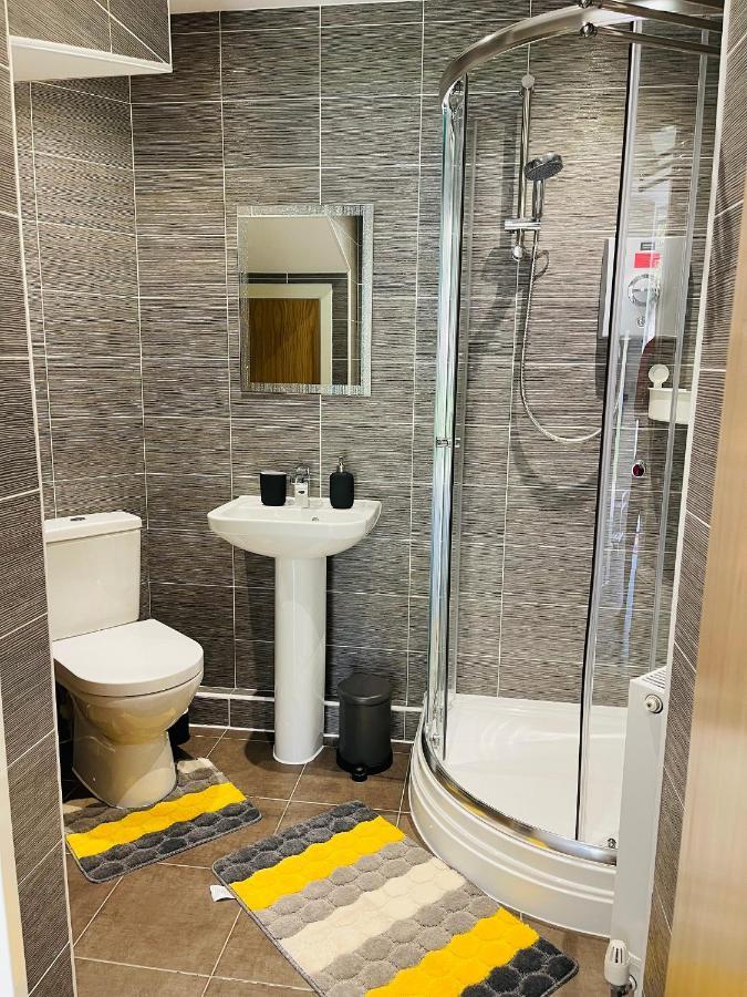Cheerful 2-Bed Townhouse In Wakefield With Parking Villa Eksteriør bilde