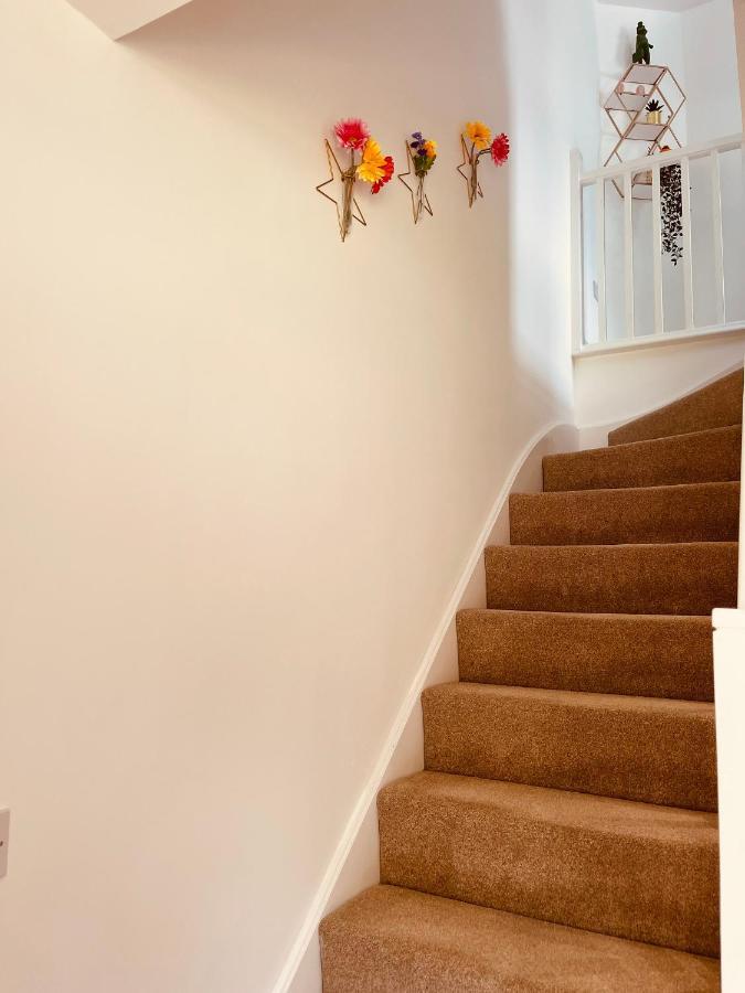 Cheerful 2-Bed Townhouse In Wakefield With Parking Villa Eksteriør bilde