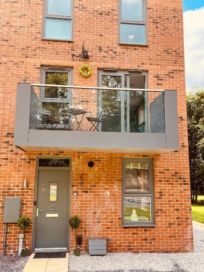 Cheerful 2-Bed Townhouse In Wakefield With Parking Villa Eksteriør bilde